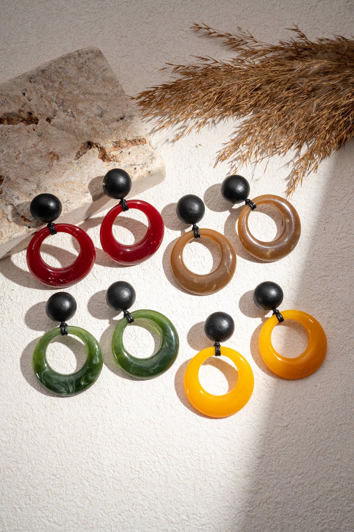 Boucles d’oreilles anneau rond résine colorée design moderne: Vert