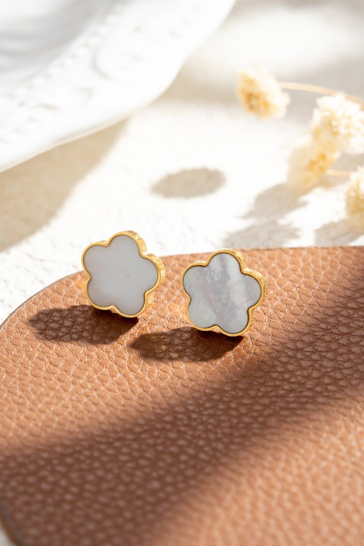 Boucles oreilles fleur blanche nacrée quatre pétales doré