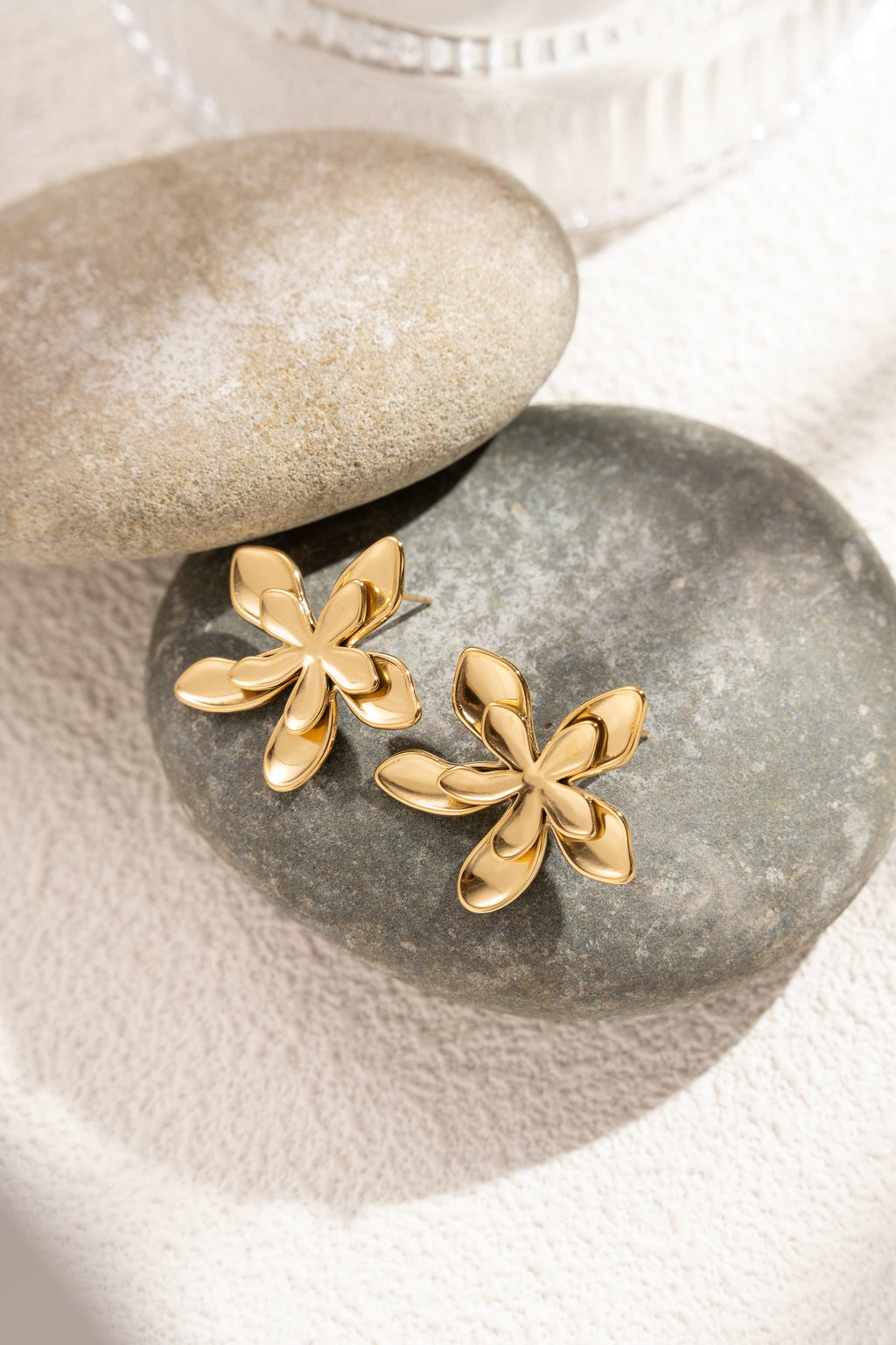 Boucles Oreilles Fleur Cinq Pétales Métal Sculptural : Or jaune