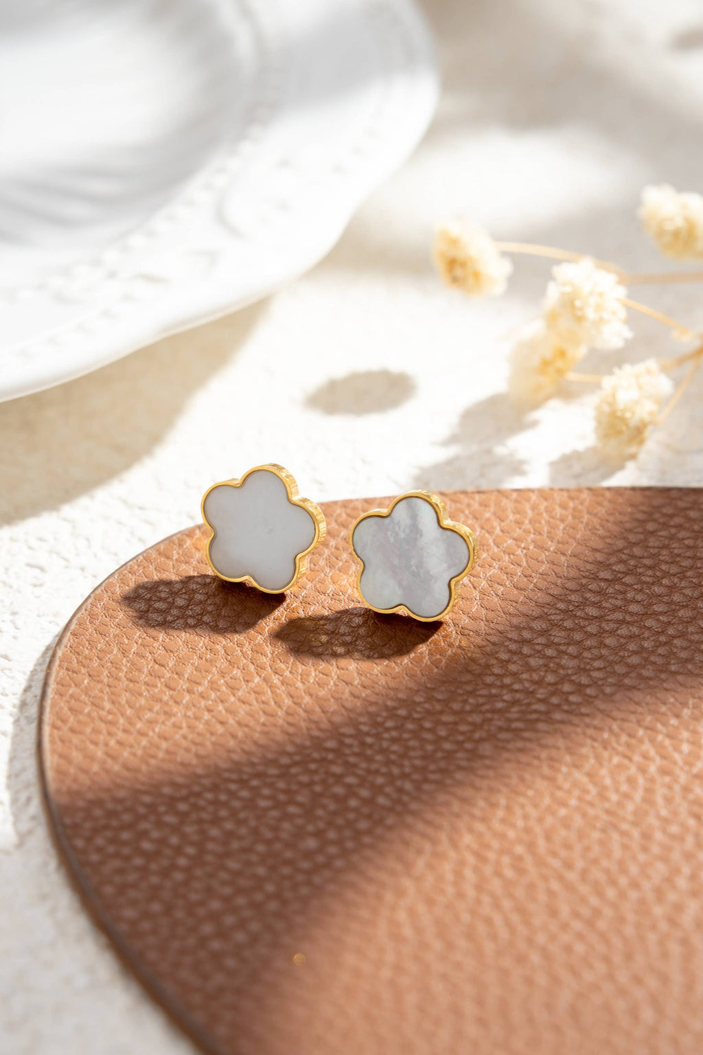 Boucles oreilles fleur blanche nacrée quatre pétales doré