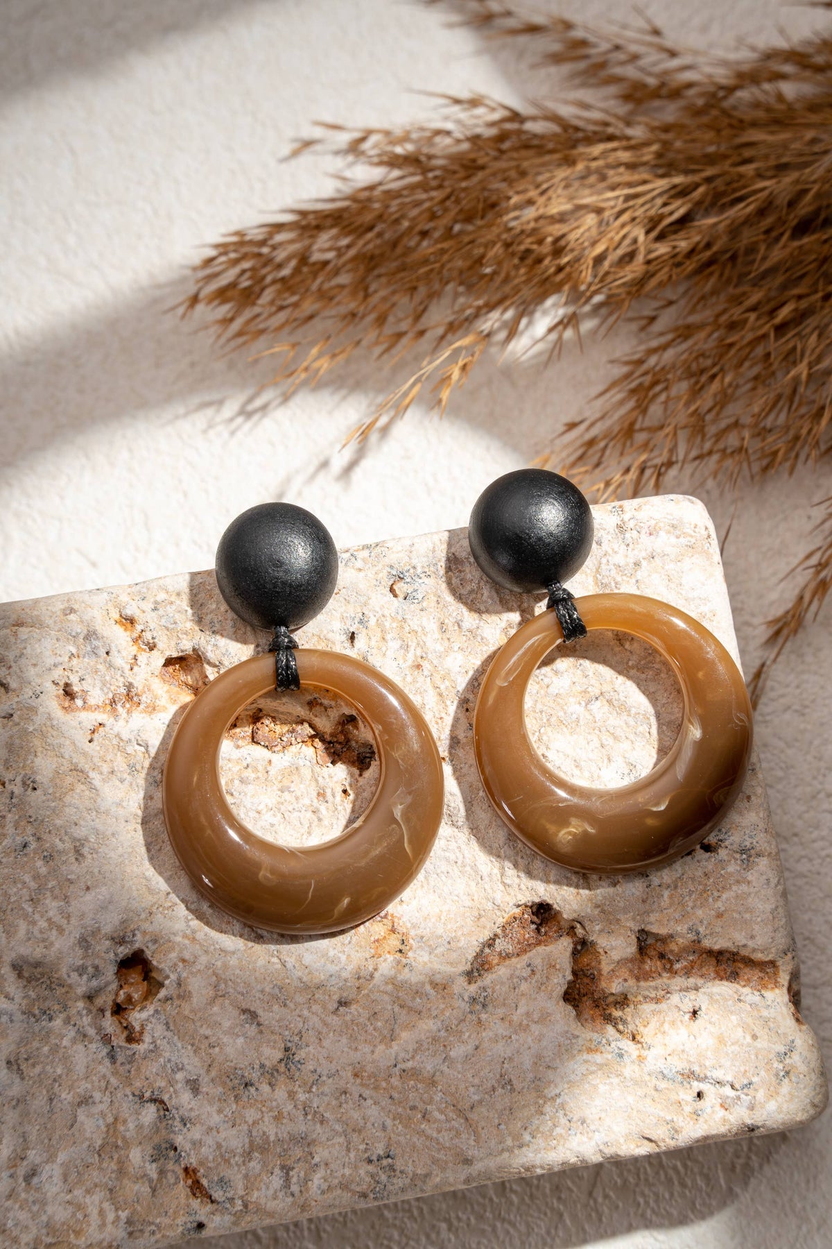Boucles d’oreilles anneau rond résine colorée design moderne: Bordeaux