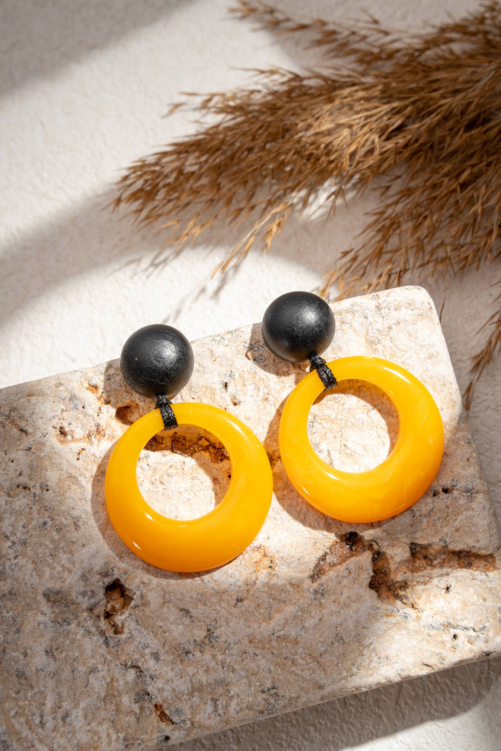 Boucles d’oreilles anneau rond résine colorée design moderne: Vert