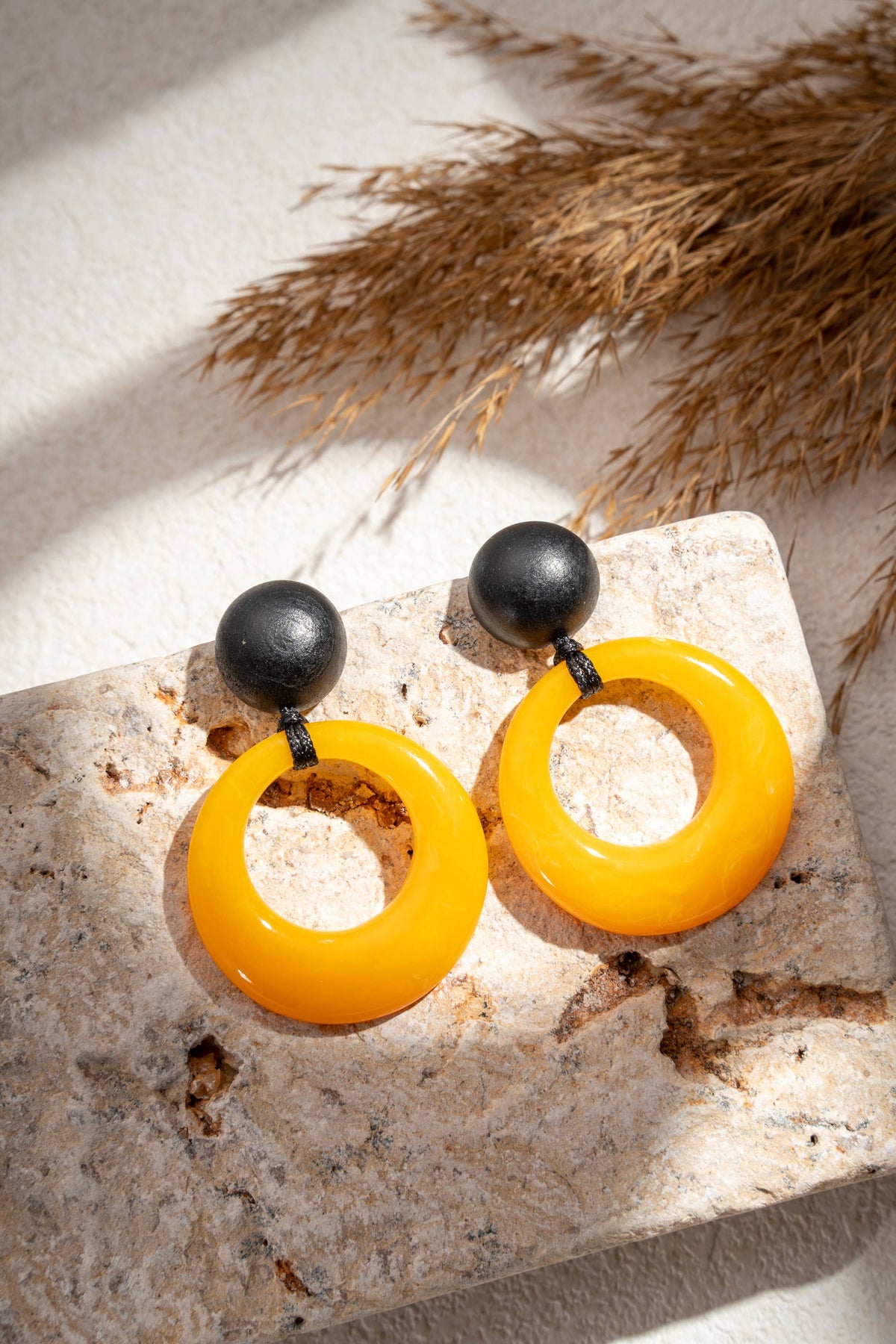 Boucles d’oreilles anneau rond résine colorée design moderne: Vert