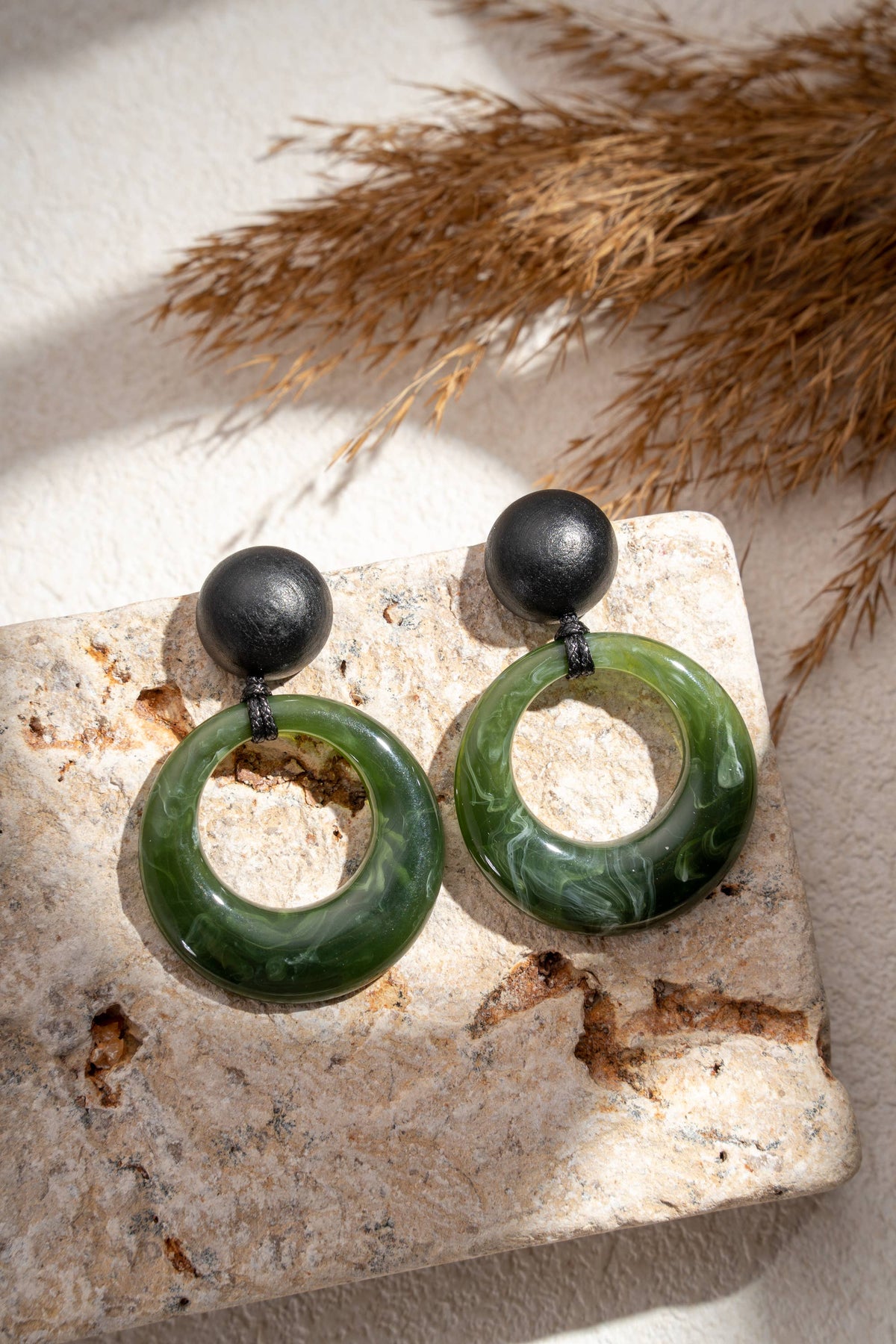 Boucles d’oreilles anneau rond résine colorée design moderne: Bordeaux